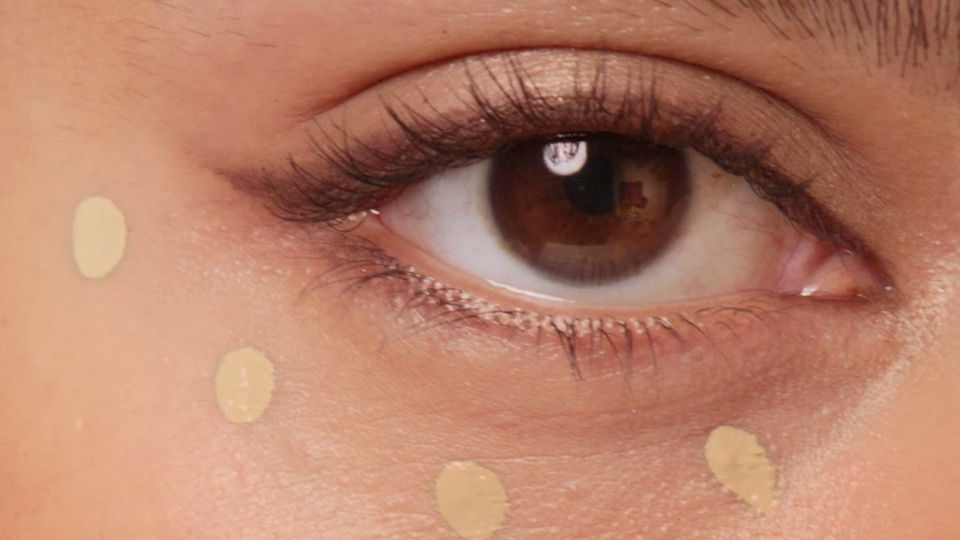 REVLON Glimmer_Brightening_Concealer_Application_MelissaR_115_145_4x5